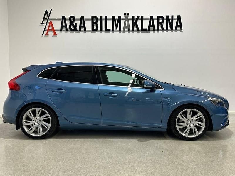 Begagnad Volvo V40 R-Design Momentum 120 HK (88 kW) 2015 Blå Halvkombi