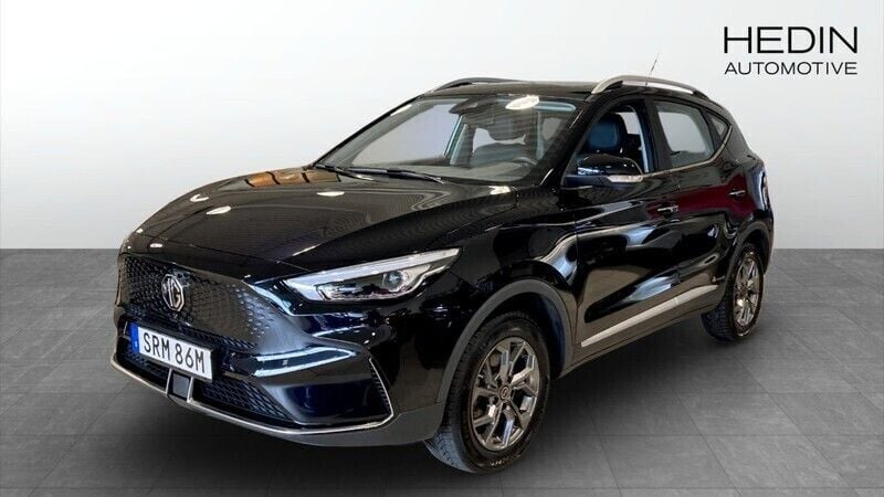 Svart (black) Begagnad 2022 MG ZS Luxury Sedan | 249 900 kr (Superpris) - Bild 1/4
