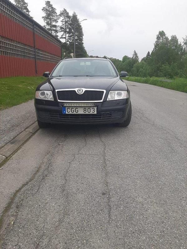 Svart Begagnad 2008 Skoda Octavia Kombi | 20 000 kr (Bra pris) - Bild 1/4