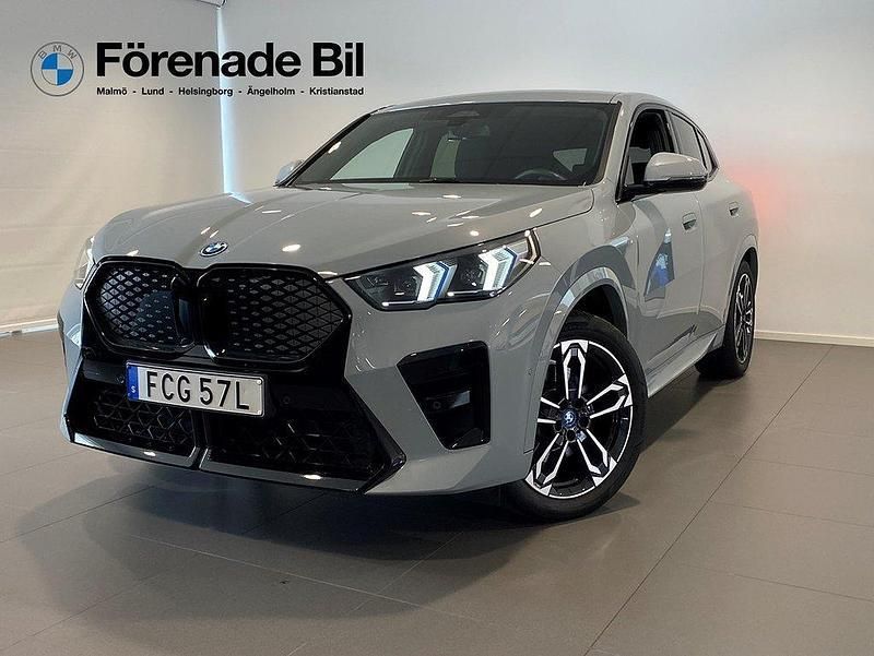 Grå Begagnad 2024 BMW iX2 M Sport SUV | 529 000 kr (Marknadspris) - Bild 1/4