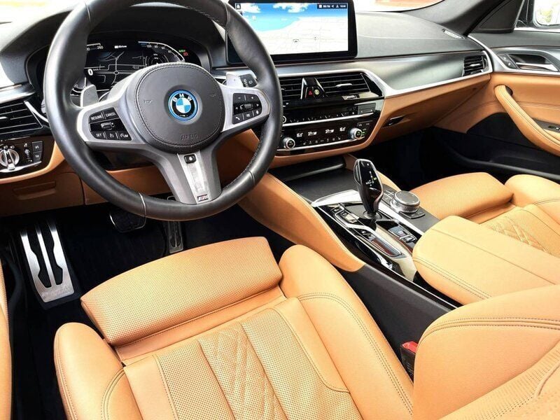 Begagnad BMW 530e M Sport 293 HK (215 kW) 2023 Mörk grå sophistogrå brillanteffekt metallic Kombi