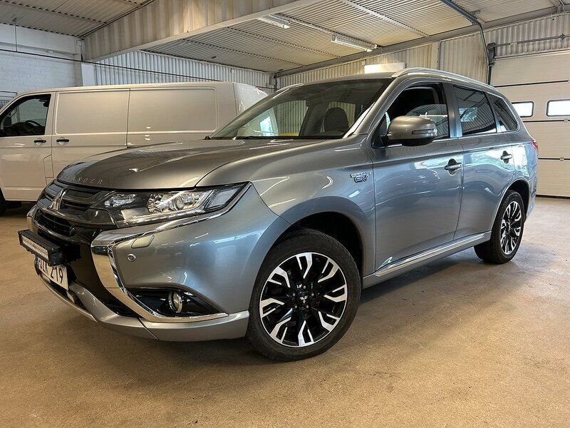 Mörkgrå Begagnad 2015 Mitsubishi Outlander P-HEV Comfort Edition SUV | 114 500 kr (Lite dyr) - Bild 1/4