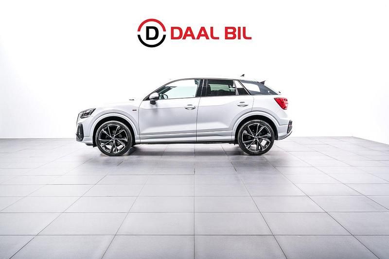 Vit Begagnad 2023 Audi Q2 S-Line SUV | 319 700 kr (Lite dyr) - Bild 1/4