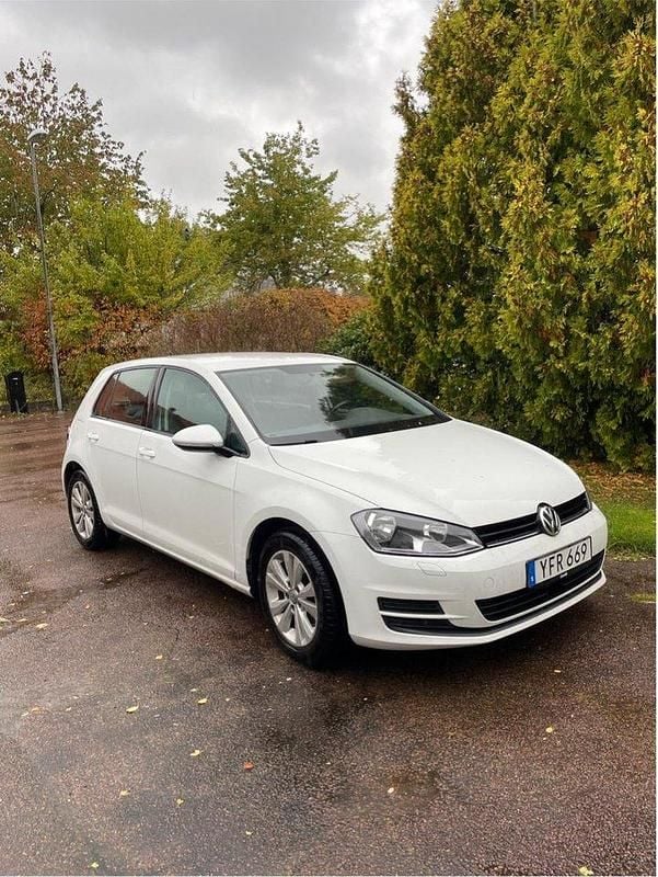 Vit Begagnad 2017 VW Golf VII Halvkombi | 149 000 kr (Marknadspris) - Bild 1/4