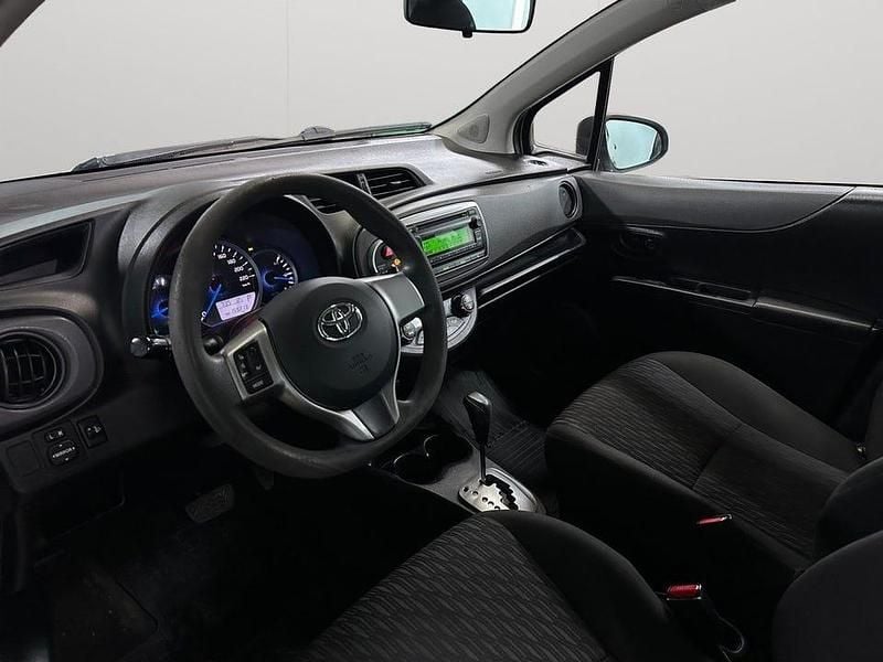 Begagnad Toyota Yaris Hybrid Life 101 HK (74 kW) 2013 Silver