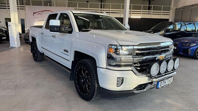 Vit Begagnad 2018 Chevrolet Silverado Pickup | 489 900 kr - Bild 1/4