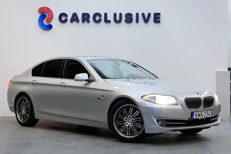 Ljusgrå Begagnad 2010 BMW 520 Sedan | 109 900 kr (Marknadspris) - Bild 1/4