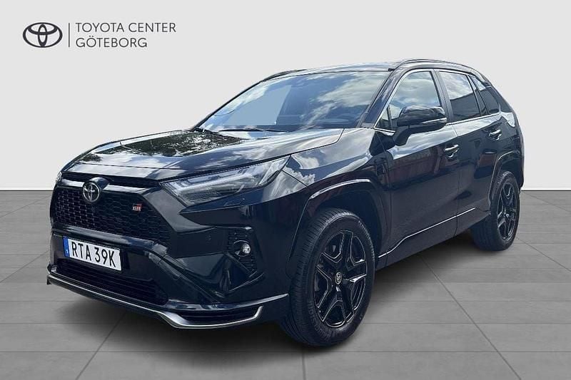 Svart Begagnad 2024 Toyota RAV4 Hybrid Sport SUV | 559 900 kr (Marknadspris) - Bild 1/4