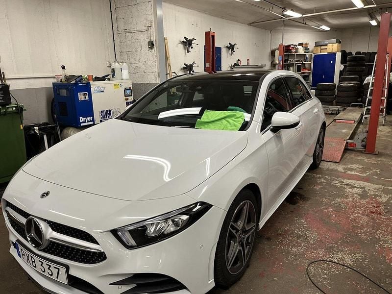Vit Begagnad 2021 Mercedes A180 AMG Halvkombi | 245 000 kr (Marknadspris) - Bild 1/2
