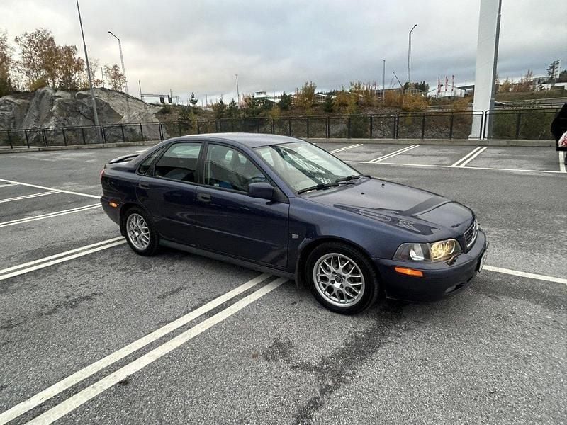 Blå Begagnad 2003 Volvo S40 Sedan | 26 900 kr (Lite dyr) - Bild 1/4