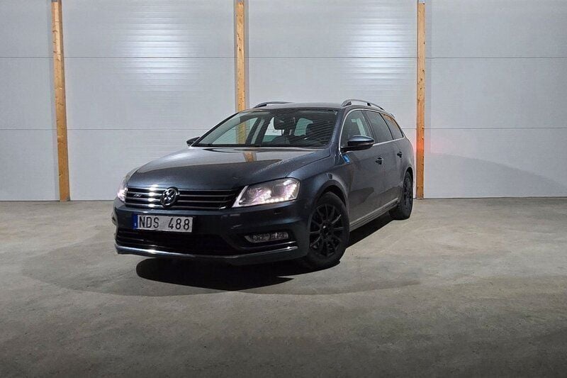 Ljusgrå (grå) Begagnad 2013 VW Passat R-line Kombi | 106 901 kr (Marknadspris) - Bild 1/3