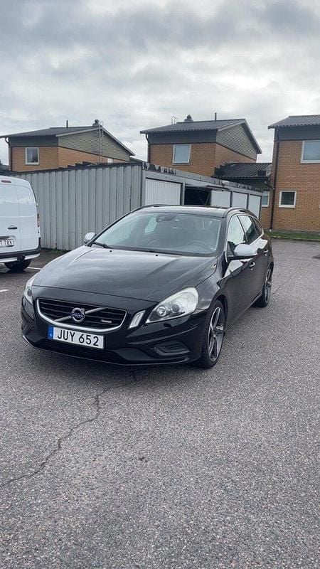 Svart Begagnad 2013 Volvo V60 R-Design Kombi | 90 000 kr (Marknadspris) - Bild 1/4