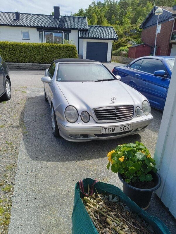 Grå Begagnad 2003 Mercedes CLK200 Elegance Cab | 88 500 kr (Superpris) - Bild 1/4