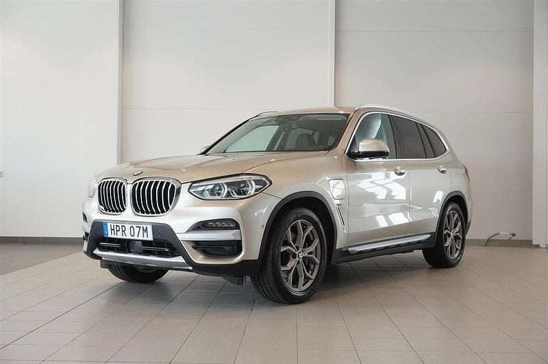 Ljusgrå Begagnad 2019 BMW X3 xLine SUV | 359 800 kr (Marknadspris) - Bild 1/4