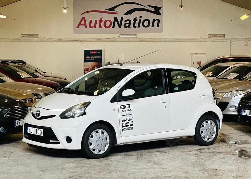 Vit Begagnad 2013 Toyota Aygo Halvkombi | 34 900 kr (Lite dyr) - Bild 1/4