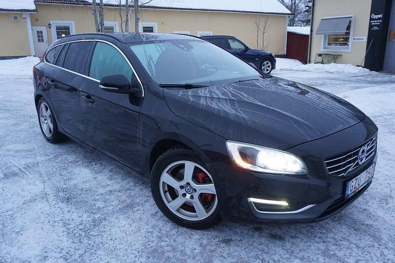 Svart Begagnad 2013 Volvo V60 Momentum Kombi | 114 900 kr (Lite dyr) - Bild 1/4