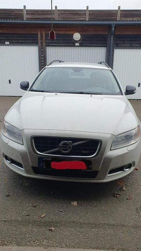 Vit Begagnad 2011 Volvo V70 R-Design Kombi | 55 000 kr - Bild 1/4