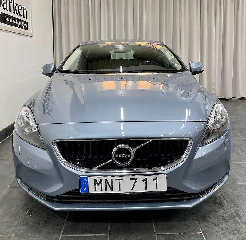 Begagnad Volvo V40 Kinetic 122 HK (89 kW) 2017 Blå Halvkombi