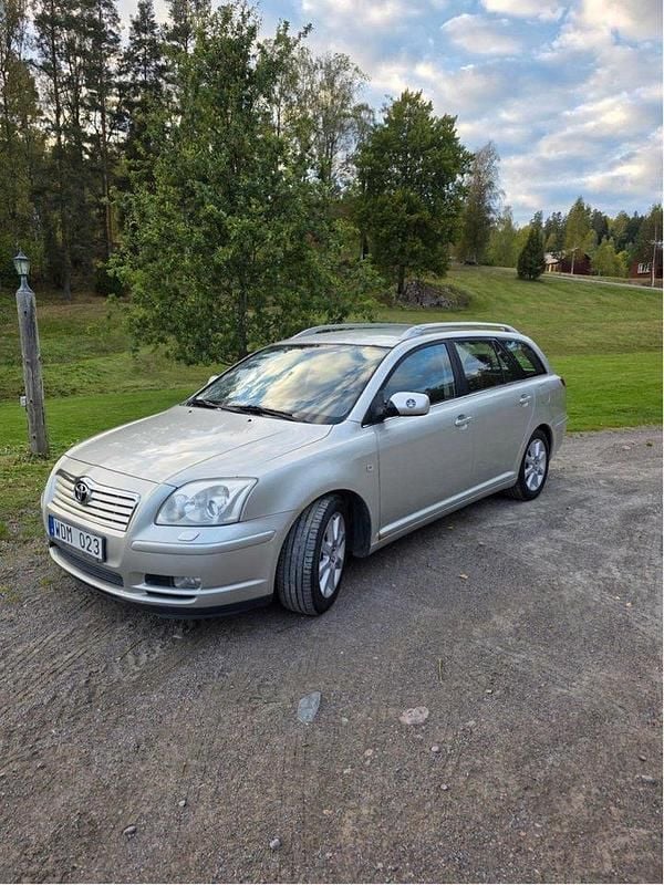 Silver Begagnad 2004 Toyota Avensis Kombi | 10 000 kr (Superpris) - Bild 1/4