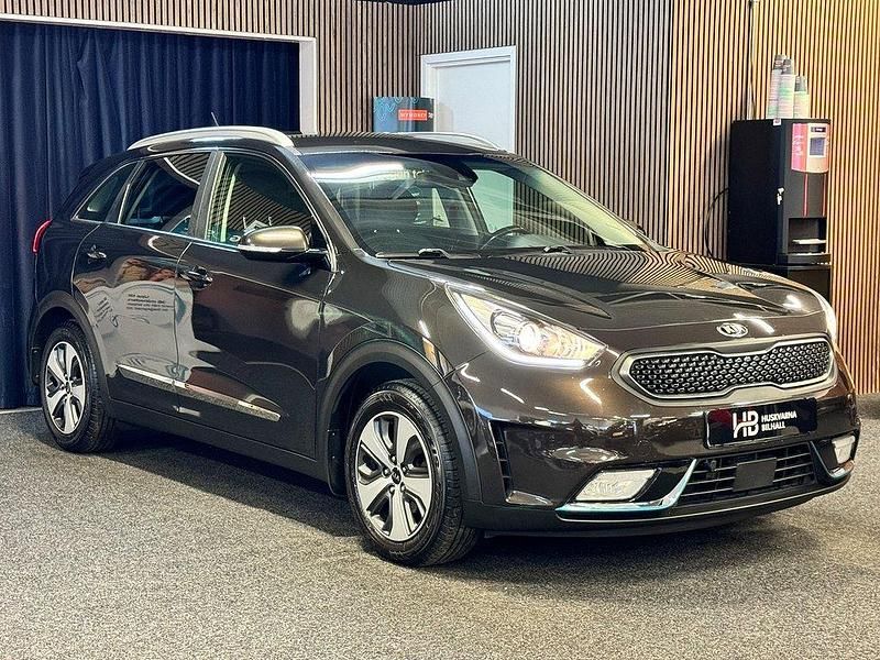 Brun Begagnad 2018 Kia Niro Advance SUV | 122 900 kr (Marknadspris) - Bild 1/4