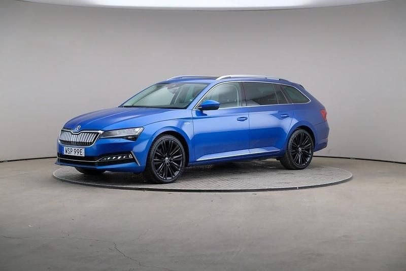 Race blue (metallic) Begagnad 2020 Skoda Superb LAURIN & KLEMENT Kombi | 269 000 kr (Marknadspris) - Bild 1/4