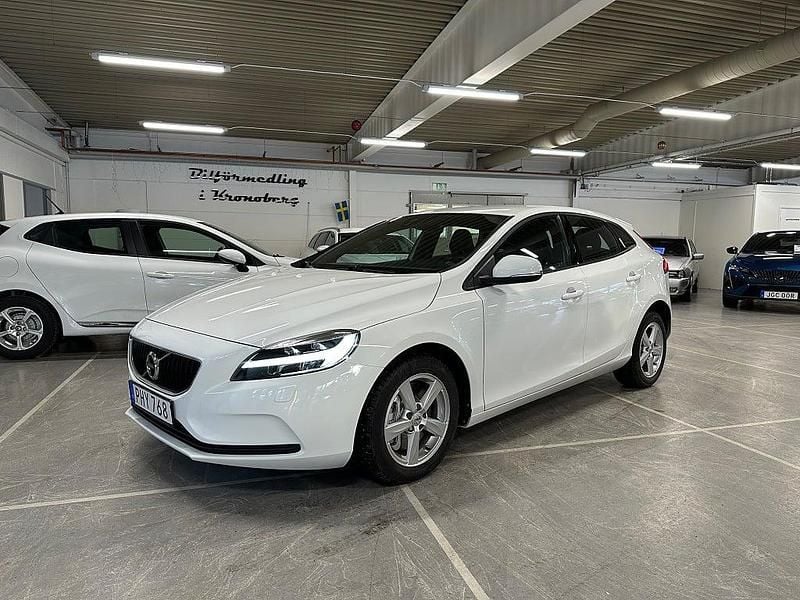 Begagnad Volvo V40 Momentum 120 HK (88 kW) 2017 Vit Halvkombi