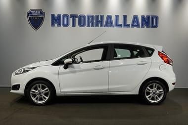 Vit Begagnad 2017 Ford Fiesta Titanium Halvkombi | 99 000 kr (Bra pris) - Bild 1/4
