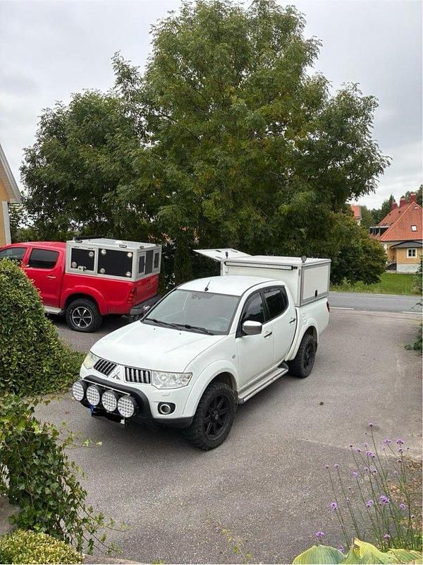 Vit Begagnad 2010 Mitsubishi L200 Pickup | 105 000 kr (Marknadspris) - Bild 1/4
