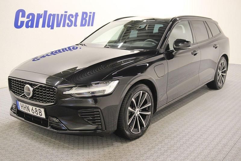 Svart (svart metallic) Begagnad 2024 Volvo V60 Plus Kombi | 496 000 kr (Dyr) - Bild 1/4