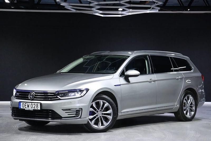 Silver Begagnad 2017 VW Passat GTE Kombi | 159 900 kr (Bra pris) - Bild 1/4