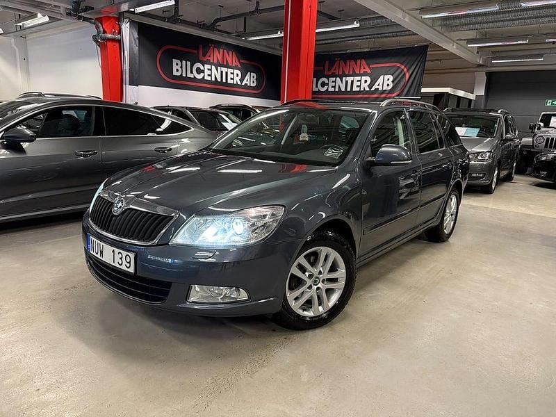 Grå metallic Begagnad 2012 Skoda Octavia Elegance Kombi | 99 800 kr (Marknadspris) - Bild 1/4