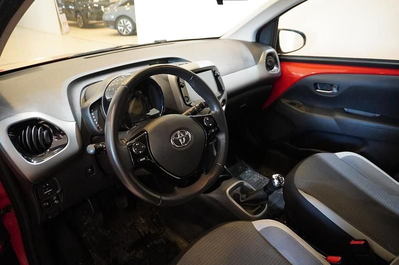 Begagnad Toyota Aygo X-play 72 HK (52 kW) 2021 Röd Halvkombi