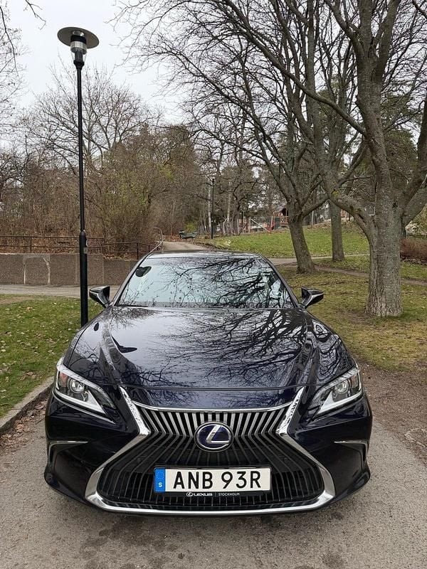 Mörkblå Begagnad 2020 Lexus ES300H Sedan | 310 000 kr (Marknadspris) - Bild 1/4