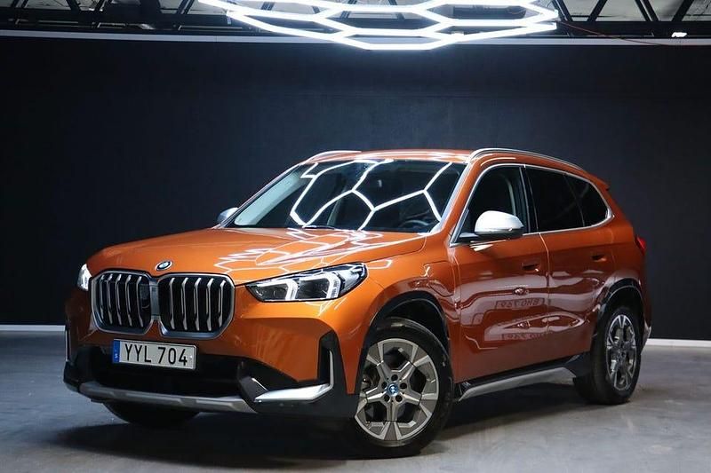 Orange Begagnad 2024 BMW X1 xLine SUV | 479 900 kr (Marknadspris) - Bild 1/4