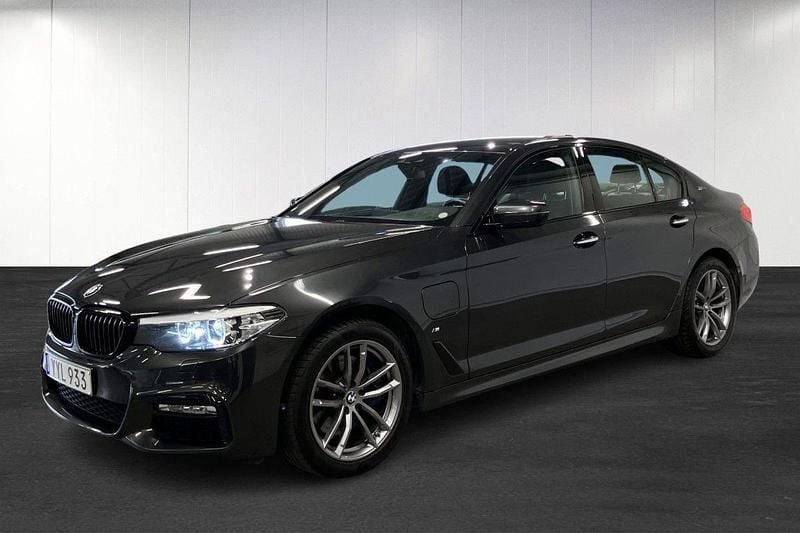 Grå (grey) Begagnad 2017 BMW 530e iPerformance Sedan | 265 850 kr (Marknadspris) - Bild 1/4