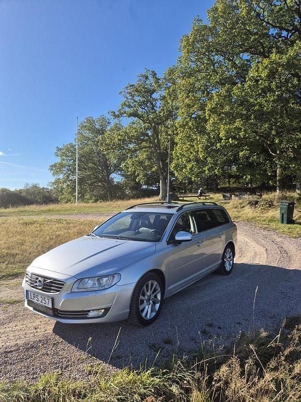 Silver Begagnad 2015 Volvo V70 Momentum Kombi | 132 000 kr (Marknadspris) - Bild 1/4