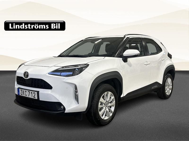 Vit Begagnad 2025 Toyota Yaris Hybrid Active | 299 900 kr (Marknadspris) - Bild 1/3