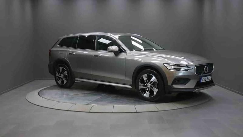 Grå Begagnad 2022 Volvo V60 CC Kombi | 359 000 kr (Lite dyr) - Bild 1/1
