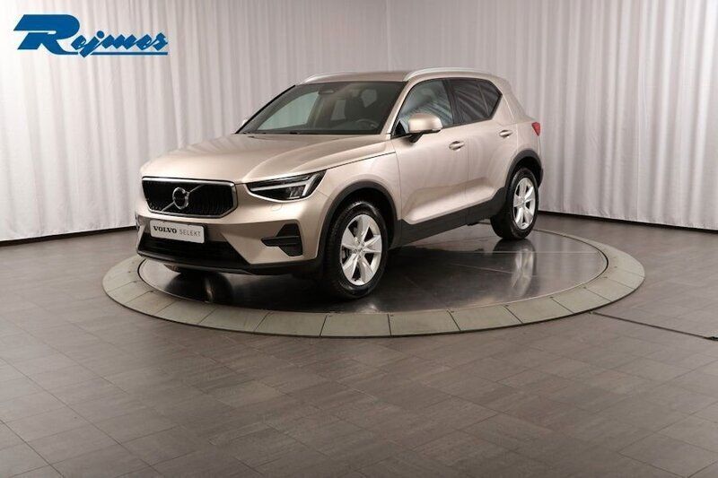 Ljusgrå Begagnad 2023 Volvo XC40 Core SUV | 354 900 kr (Bra pris) - Bild 1/4