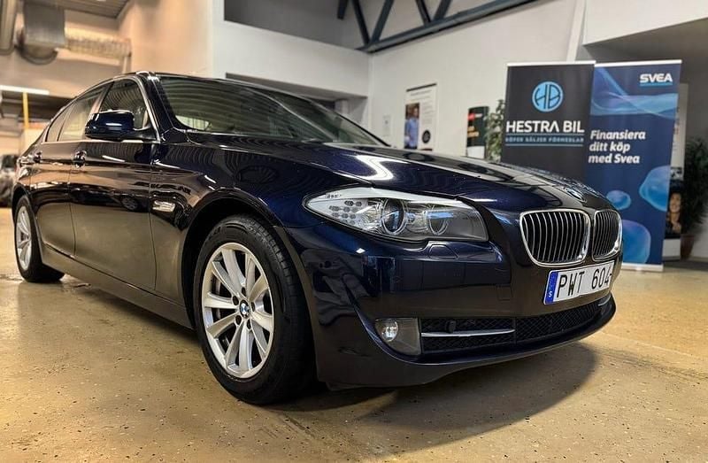 Blå Begagnad 2010 BMW 523 Sedan | 99 900 kr (Bra pris) - Bild 1/4
