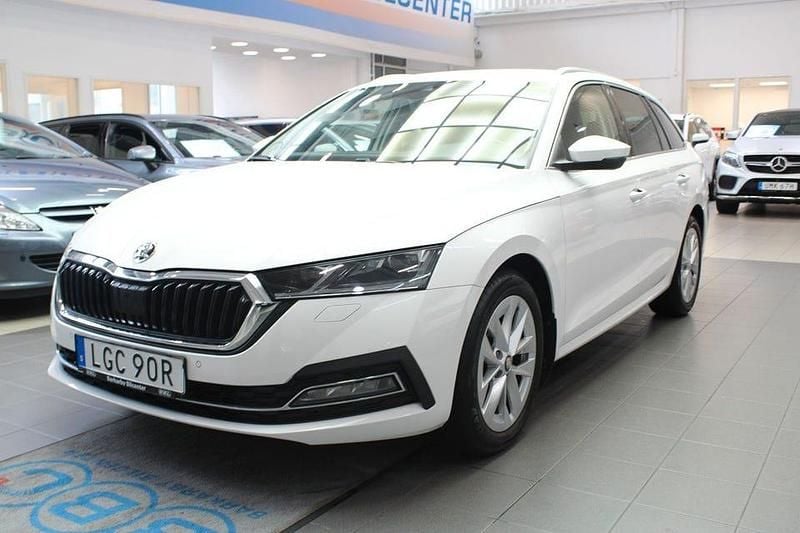 Vit Begagnad 2021 Skoda Octavia Kombi | 234 900 kr (Bra pris) - Bild 1/4
