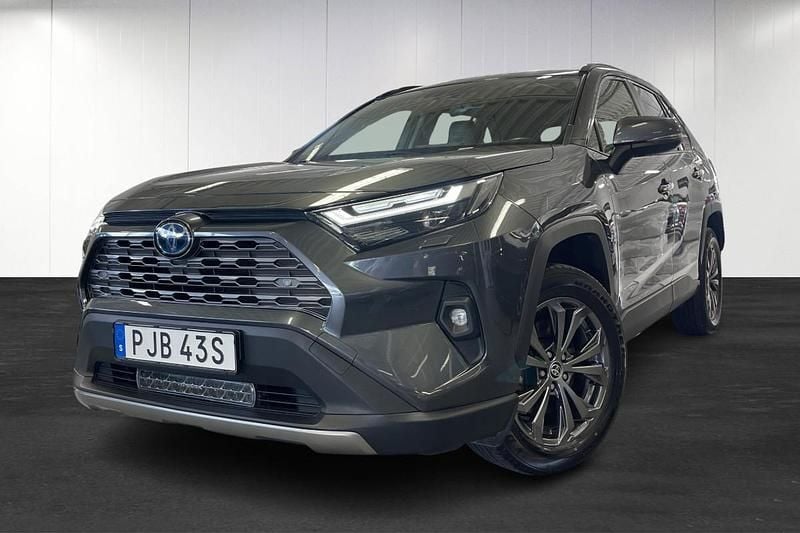 Mörkgrå (grey) Begagnad 2022 Toyota RAV4 Hybrid Executive SUV | 379 900 kr (Bra pris) - Bild 1/4