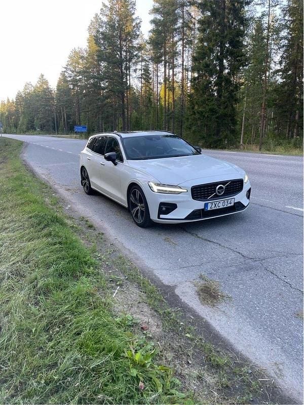 Vit Begagnad 2020 Volvo V60 R-Design Kombi | 270 000 kr (Marknadspris) - Bild 1/4