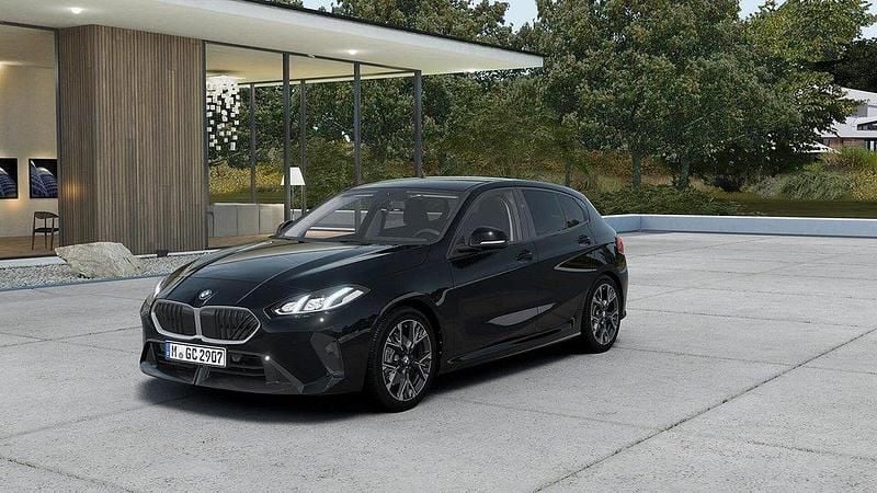Svart Ny 2025 BMW 120 M Sport Halvkombi | 420 300 kr (Marknadspris) - Bild 1/4