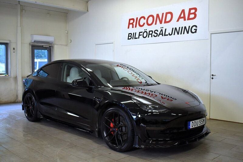 Svart Begagnad 2022 Tesla Model 3 Performance Sedan | 389 900 kr (Lite dyr) - Bild 1/4