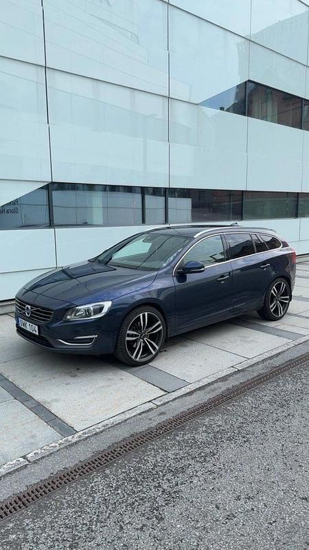 Blå Begagnad 2015 Volvo V60 Summum Kombi | 120 000 kr (Dyr) - Bild 1/4