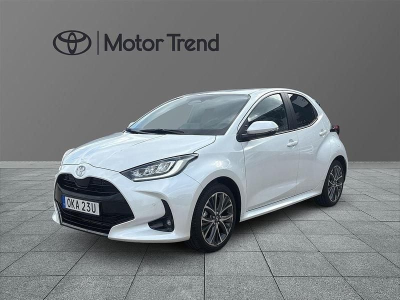Vit Begagnad 2025 Toyota Yaris Hybrid Style Halvkombi | 289 000 kr (Bra pris) - Bild 1/4
