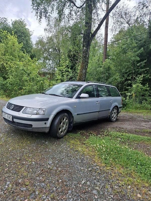 Grå Begagnad 2000 VW Passat Comfortline Kombi | 12 000 kr (Marknadspris) - Bild 1/4