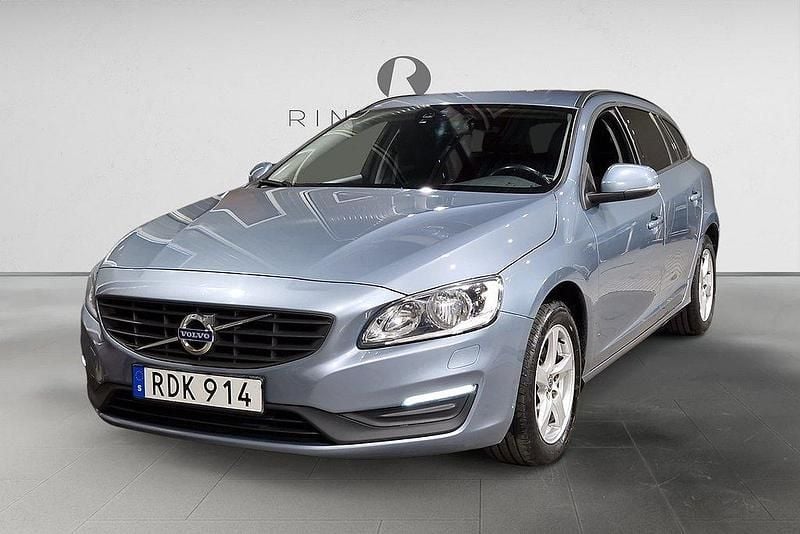 Ljusblå Begagnad 2016 Volvo V60 Kinetic Kombi | 134 900 kr (Marknadspris) - Bild 1/3