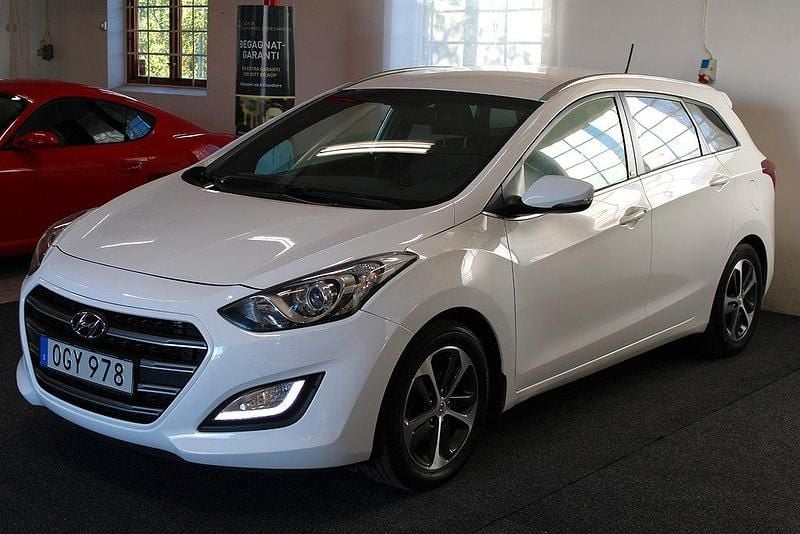 Vit Begagnad 2016 Hyundai i30 Premium Kombi | 99 900 kr (Marknadspris) - Bild 1/4